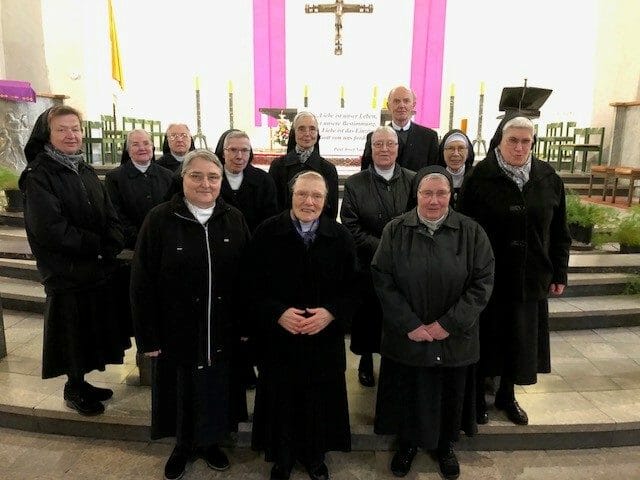 Schwesternkonvent und Ordensleitung nach dem Gottesdienst in der Hl. Kreuz Kirche: 