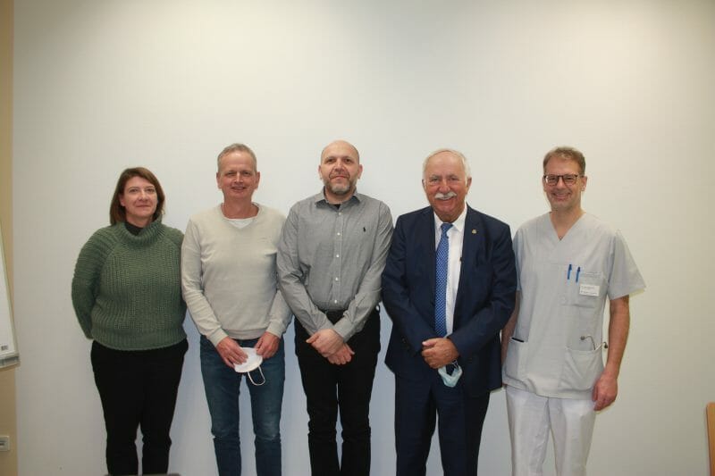 Dagmar Bärzler Adipositaskoordinatorin MVZ, Chefarzt Dr. med. Peter Jung, Dr. med. Markus Naumann, Prof. Dr. Rudolf Weiner (Auditor), Chefarzt Dr. med. Dirk Bleymehl freuen sich über das Ergebnis der Zertifizierung.