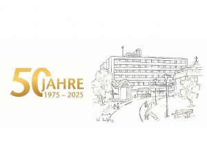 Grafische Darstellung eines Krankenhauses mit der Aufschrift "50 Jahre 1975 - 2025" in goldener Farbe. Die Zeichnung zeigt das Gebäude in einer linearen Skizze mit Bäumen und einem Weg im Vordergrund.