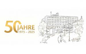 Illustration des St. Johannes Krankenhauses mit der Aufschrift "50 Jahre 1975 - 2025" in Gold. Die Zeichnung zeigt das mehrstöckige Krankenhausgebäude, Bäume und eine Straßenansicht.