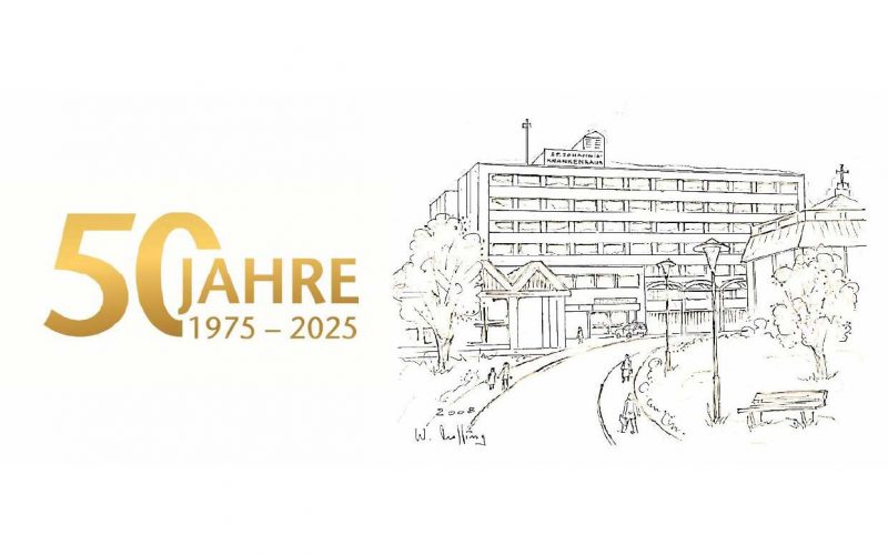 Illustration des St. Johannes Krankenhauses mit der Aufschrift "50 Jahre 1975 - 2025" in Gold. Die Zeichnung zeigt das mehrstöckige Krankenhausgebäude, Bäume und eine Straßenansicht.