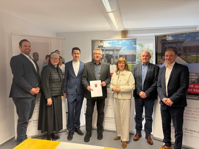 Gruppenfoto vom Besuch Staatssek-steingass