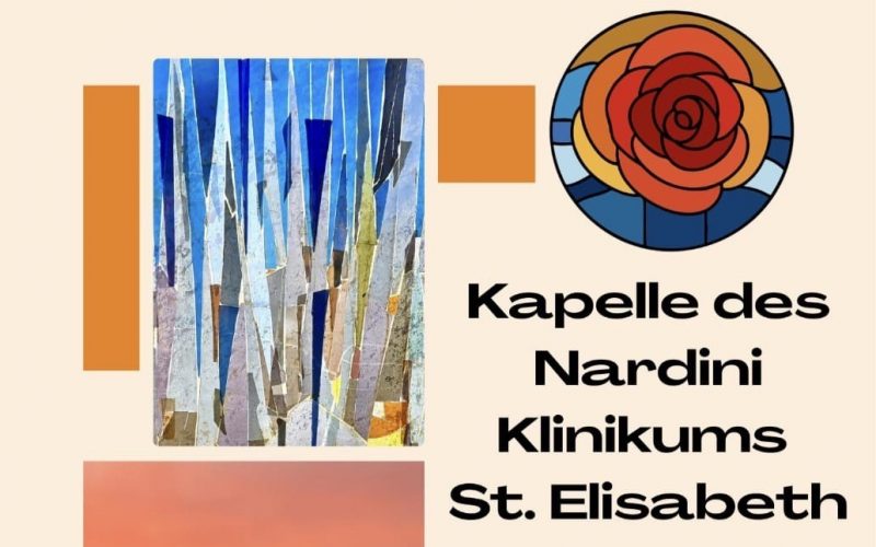 Buntes Glasfenster und Schriftzug der Kapelle im Nardini Klinikum St. Elisabeth in Landstuhl.